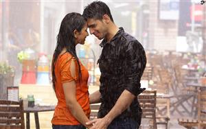 Rakul Preet Singh & Sidharth Malhotra in a romantic rain sequence in Aiyaary